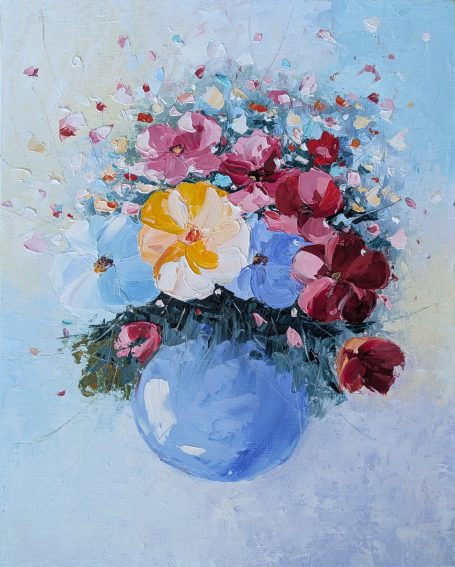 flowers on blue Bunte Blumen in einer blauen Vase vor einem hellblauen Hintergrund.