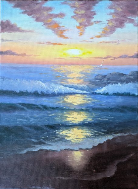 sunsetonbeach Sonnenuntergang über dem Meer mit sanften Wellen und bunten Wolken.