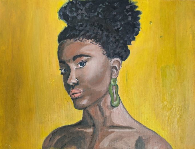 black beauty on yellow Porträt einer Frau mit lockigem Haar und grünen Ohrringen vor gelbem Hintergrund.