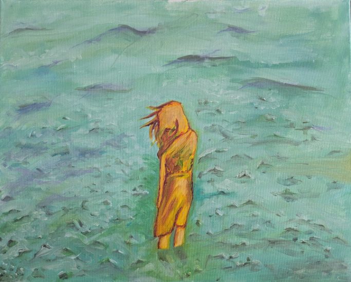 lonely girl in water Eine Person in gelber Kleidung steht im flachen Wasser, umgeben von sanften Wellen.
